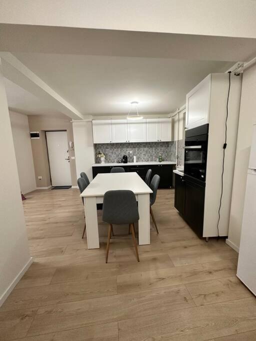 טימישוארה Ultracentral Luxury Apartament מראה חיצוני תמונה